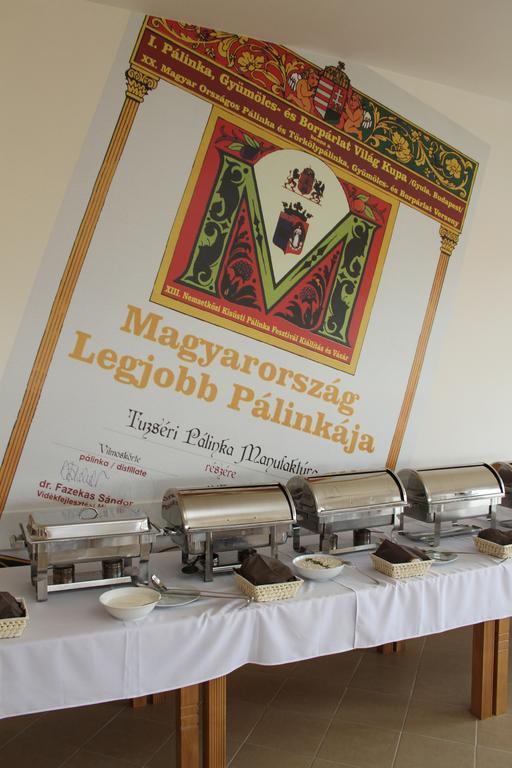 Tuzseri Palinka Tanya Exteriér fotografie